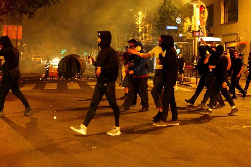 Para pengunjuk rasa menghadiri demonstrasi menentang partai Rassemblement National (Reli Nasional - RN) sayap kanan Prancis, menyusul hasil parsial pada putaran pertama pemilihan legislatif awal tahun 2024, di Place de la Republique di Paris, Prancis, 1 Juli 2024. (REUTERS/Fabrizio Bensch)