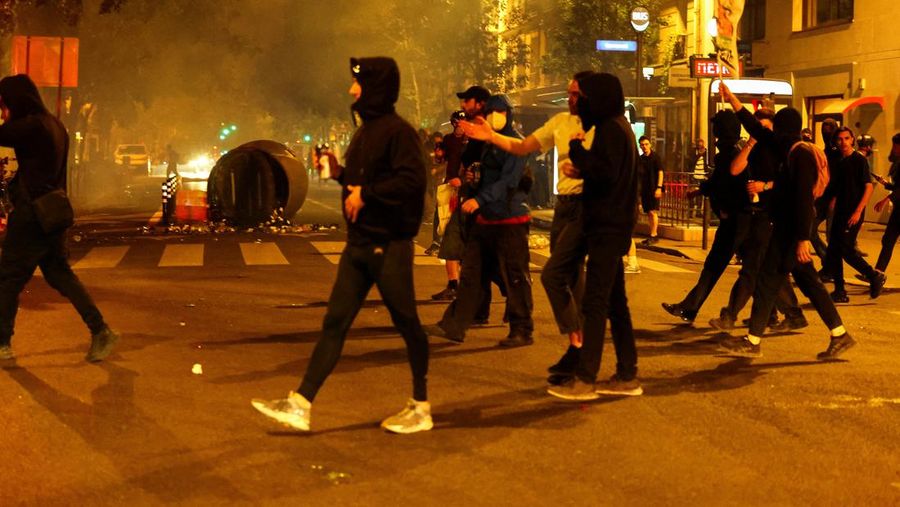Para pengunjuk rasa menghadiri demonstrasi menentang partai Rassemblement National (Reli Nasional - RN) sayap kanan Prancis, menyusul hasil parsial pada putaran pertama pemilihan legislatif awal tahun 2024, di Place de la Republique di Paris, Prancis, 1 Juli 2024. (REUTERS/Fabrizio Bensch)