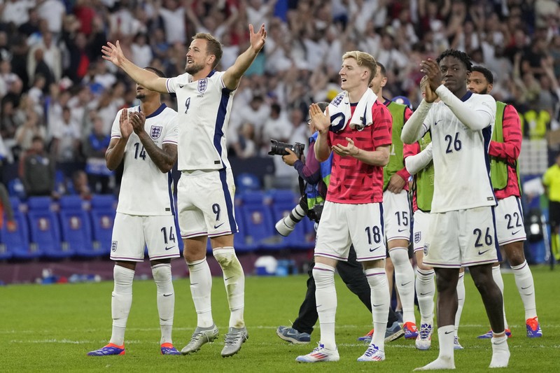 Pemain Inggris Harry Kane, kiri, bertepuk tangan kepada para penggemar bersama rekan setimnya di penghujung pertandingan babak enam belas besar antara Inggris dan Slovakia pada turnamen sepak bola Euro 2024 di Gelsenkirchen, Jerman, Minggu, 30 Juni 2024. Pemain Inggris Harry Kane, kiri, bertepuk tangan kepada para penggemar bersama rekan setimnya di penghujung pertandingan babak enam belas besar antara Inggris dan Slovakia pada turnamen sepak bola Euro 2024 di Gelsenkirchen, Jerman, Minggu, 30 Juni 2024. (AP Photo/Antonio Calanni)