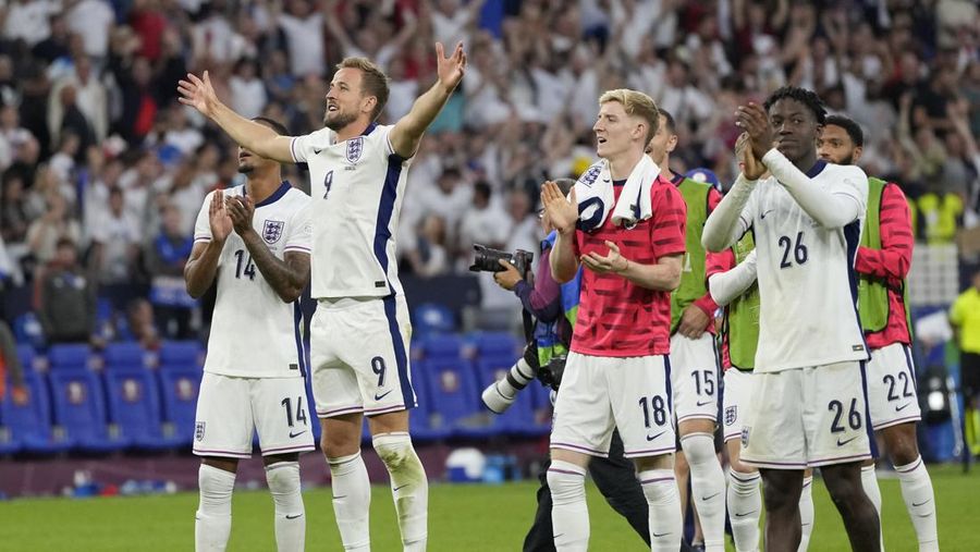 Pemain Inggris Harry Kane, kiri, bertepuk tangan kepada para penggemar bersama rekan setimnya di penghujung pertandingan babak enam belas besar antara Inggris dan Slovakia pada turnamen sepak bola Euro 2024 di Gelsenkirchen, Jerman, Minggu, 30 Juni 2024. (AP Photo/Antonio Calanni)