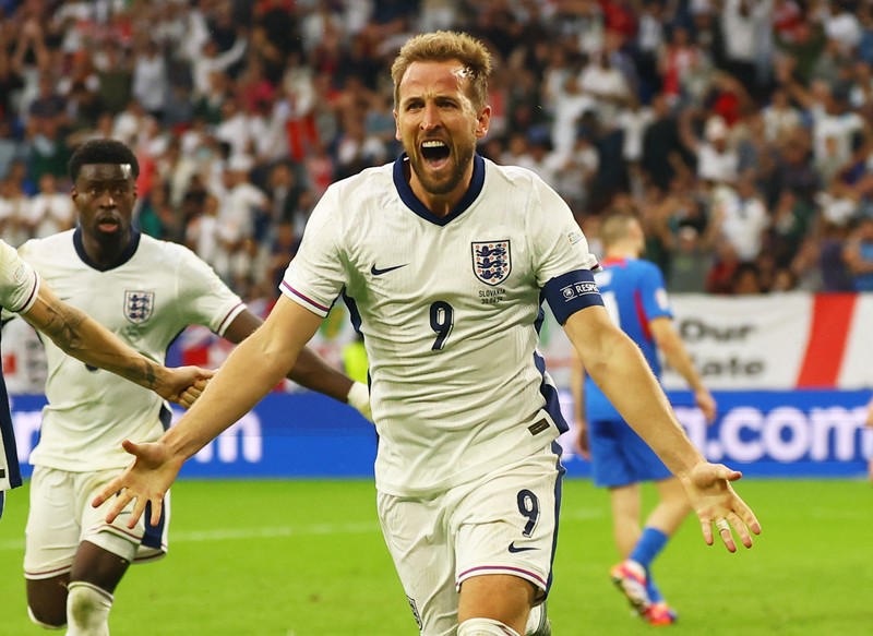 Pemain Inggris Harry Kane, kiri, bertepuk tangan kepada para penggemar bersama rekan setimnya di penghujung pertandingan babak enam belas besar antara Inggris dan Slovakia pada turnamen sepak bola Euro 2024 di Gelsenkirchen, Jerman, Minggu, 30 Juni 2024. Pemain Inggris Harry Kane, kiri, bertepuk tangan kepada para penggemar bersama rekan setimnya di penghujung pertandingan babak enam belas besar antara Inggris dan Slovakia pada turnamen sepak bola Euro 2024 di Gelsenkirchen, Jerman, Minggu, 30 Juni 2024. (AP Photo/Antonio Calanni)