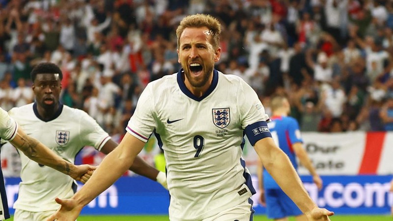 Pemain Inggris Harry Kane, kiri, bertepuk tangan kepada para penggemar bersama rekan setimnya di penghujung pertandingan babak enam belas besar antara Inggris dan Slovakia pada turnamen sepak bola Euro 2024 di Gelsenkirchen, Jerman, Minggu, 30 Juni 2024. (AP Photo/Antonio Calanni)
