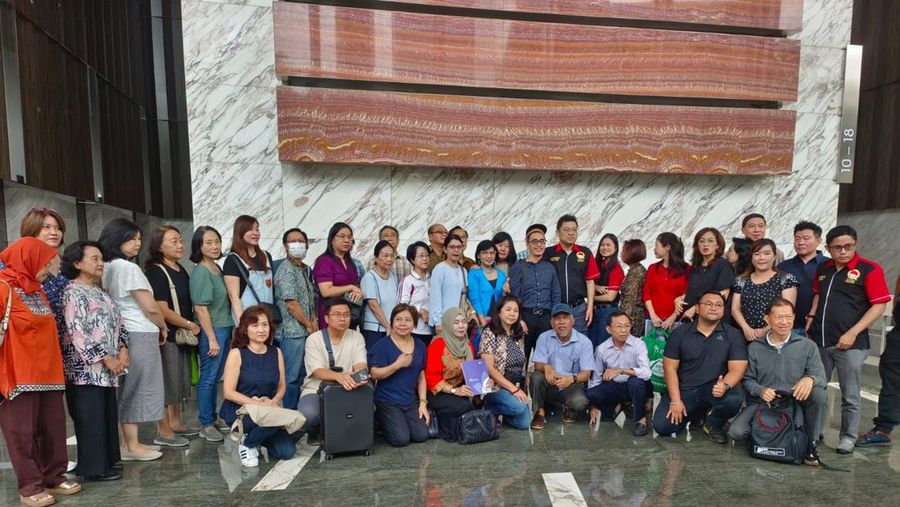Pemegang Polis PT Asuransi Jiwa Kresna (Kresna Life) mendatangi kantor Otoritas Jasa Keuangan (OJK) untuk memprotes langkah kasasi hasil keputusan PTUN, di Kantor OJK Wisma Mulia, Jakarta, Senin, (1/7/2024). (Dok. Istimewa)