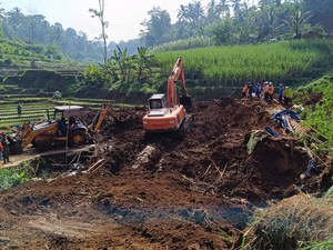 BPBD Jatim Terjunkan Tim TRC Cari Korban Longsor di Kesamben Blitar