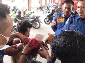 Damkar di Asahan Potong Cincin-Gelang Plastik dari Jari ODGJ yang Nyaris Putus