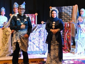 Pesona Batik Cirebon di Peragaan Wastra Jabar 2024