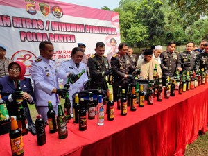 Polda Banten-Forkompinda Musnahkan Miras di Momen HUT Bhayangkara