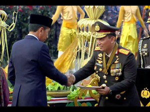 Jokowi Berikan Potongan Tumpeng Pertama HUT Bhayangkara kepada Kapolri