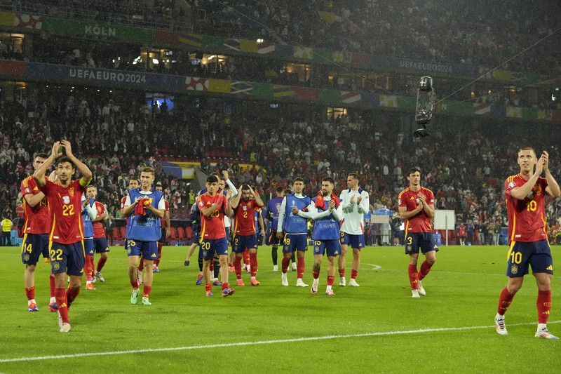 Pemain Inggris Harry Kane, kiri, bertepuk tangan kepada para penggemar bersama rekan setimnya di penghujung pertandingan babak enam belas besar antara Inggris dan Slovakia pada turnamen sepak bola Euro 2024 di Gelsenkirchen, Jerman, Minggu, 30 Juni 2024. Pemain Inggris Harry Kane, kiri, bertepuk tangan kepada para penggemar bersama rekan setimnya di penghujung pertandingan babak enam belas besar antara Inggris dan Slovakia pada turnamen sepak bola Euro 2024 di Gelsenkirchen, Jerman, Minggu, 30 Juni 2024. (AP Photo/Antonio Calanni)