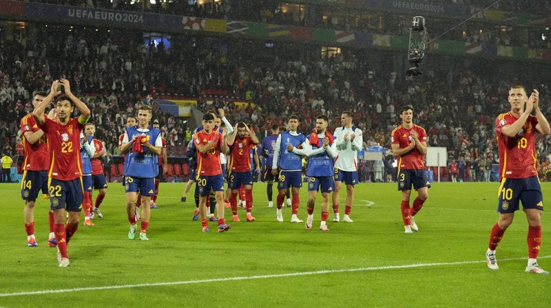Pemain Inggris Harry Kane, kiri, bertepuk tangan kepada para penggemar bersama rekan setimnya di penghujung pertandingan babak enam belas besar antara Inggris dan Slovakia pada turnamen sepak bola Euro 2024 di Gelsenkirchen, Jerman, Minggu, 30 Juni 2024. (AP Photo/Antonio Calanni)