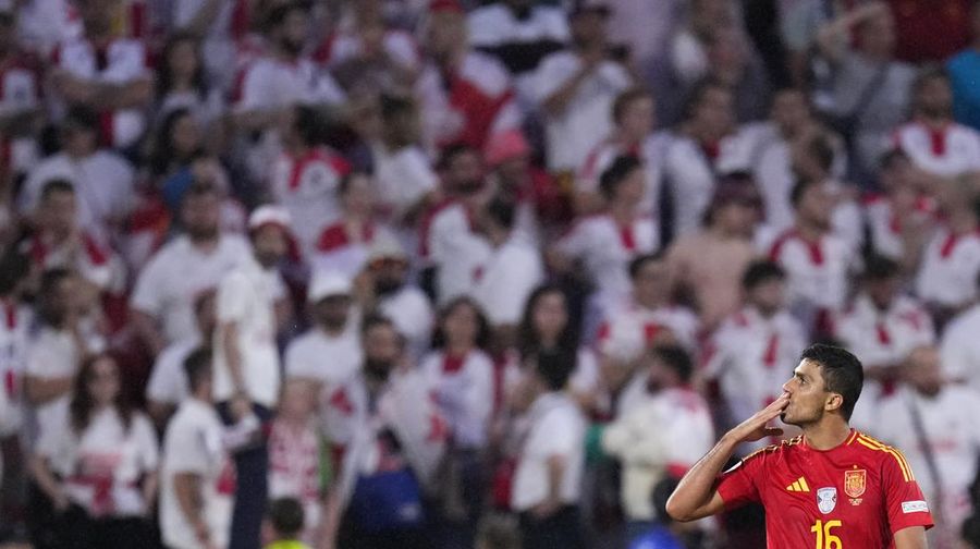 Rodri dari Spanyol melakukan selebrasi setelah mencetak gol pertama timnya pada pertandingan babak enam belas besar antara Spanyol dan Georgia pada turnamen sepak bola Euro 2024 di Cologne, Jerman, Minggu, 30 Juni 2024. (AP Photo/Manu Fernandez)