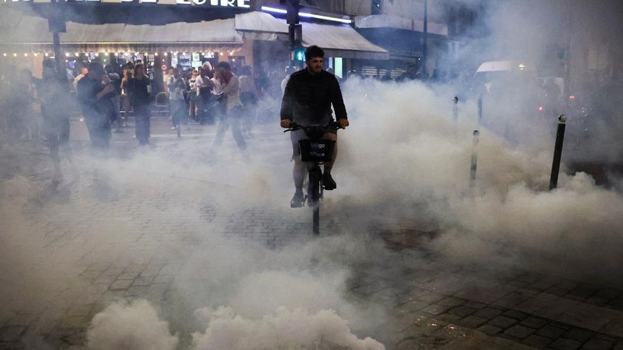 Para pengunjuk rasa menghadiri demonstrasi menentang partai Rassemblement National (Reli Nasional - RN) sayap kanan Prancis, menyusul hasil parsial pada putaran pertama pemilihan legislatif awal tahun 2024, di Place de la Republique di Paris, Prancis, 1 Juli 2024. (REUTERS/Fabrizio Bensch)