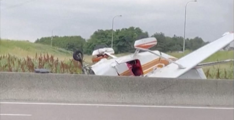 Setidaknya tiga orang tewas setelah sebuah pesawat kecil jatuh di jalan raya di wilayah Seine-et-Marne, Prancis Utara, pada Minggu, (30/6/2024). (Tangkapan Layar Video Reuters)