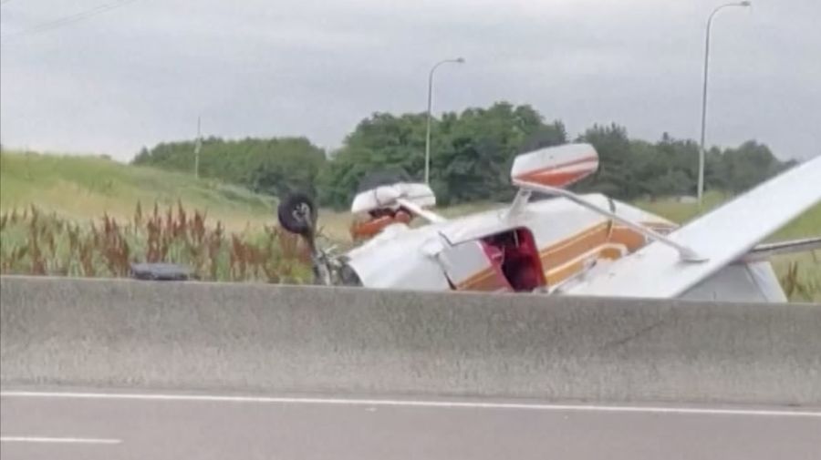 Setidaknya tiga orang tewas setelah sebuah pesawat kecil jatuh di jalan raya di wilayah Seine-et-Marne, Prancis Utara, pada Minggu, (30/6/2024). (Tangkapan Layar Video Reuters)