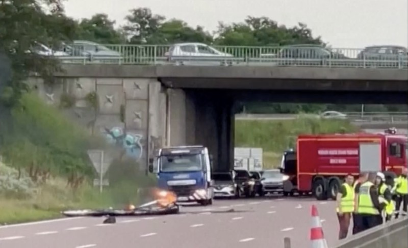 Setidaknya tiga orang tewas setelah sebuah pesawat kecil jatuh di jalan raya di wilayah Seine-et-Marne, Prancis Utara, pada Minggu, (30/6/2024). Setidaknya tiga orang tewas setelah sebuah pesawat kecil jatuh di jalan raya di wilayah Seine-et-Marne, Prancis Utara, pada Minggu, (30/6/2024). (Tangkapan Layar Video Reuters)