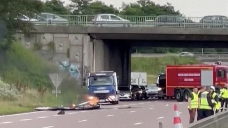 Setidaknya tiga orang tewas ketika sebuah pesawat kecil jatuh di jalan raya di kawasan Seine-et-Marne, Prancis utara, pada Minggu (30/6/2024).  (Tangkapan layar video Reuters)