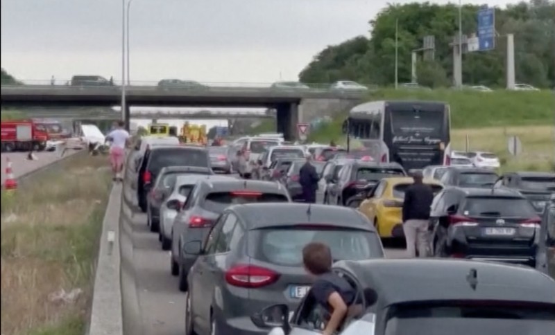 Setidaknya tiga orang tewas setelah sebuah pesawat kecil jatuh di jalan raya di wilayah Seine-et-Marne, Prancis Utara, pada Minggu, (30/6/2024). (Tangkapan Layar Video Reuters)