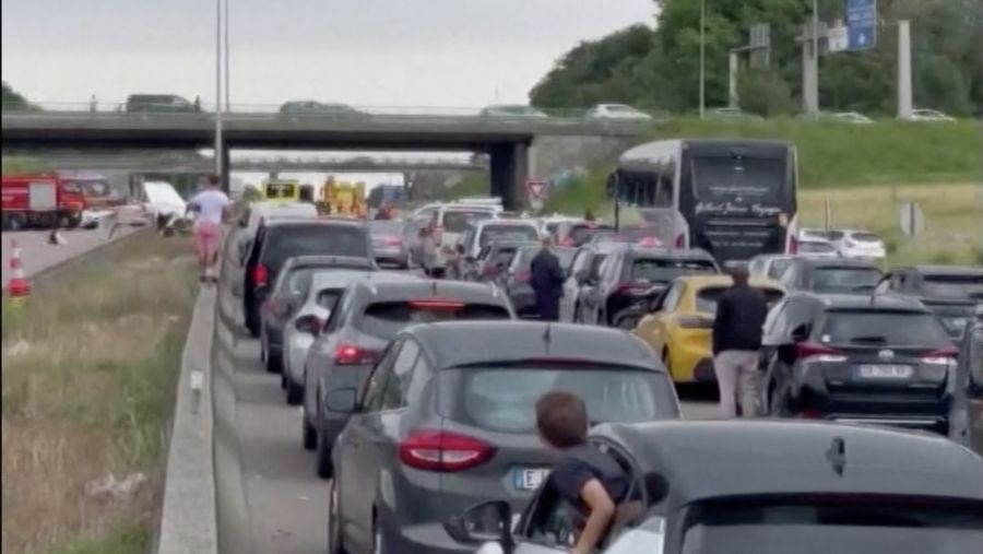 Setidaknya tiga orang tewas setelah sebuah pesawat kecil jatuh di jalan raya di wilayah Seine-et-Marne, Prancis Utara, pada Minggu, (30/6/2024). (Tangkapan Layar Video Reuters)