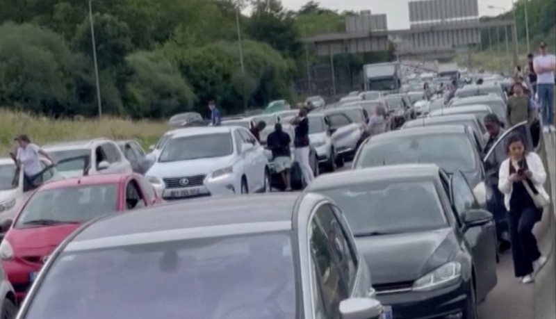 Setidaknya tiga orang tewas setelah sebuah pesawat kecil jatuh di jalan raya di wilayah Seine-et-Marne, Prancis Utara, pada Minggu, (30/6/2024). Setidaknya tiga orang tewas setelah sebuah pesawat kecil jatuh di jalan raya di wilayah Seine-et-Marne, Prancis Utara, pada Minggu, (30/6/2024). (Tangkapan Layar Video Reuters)