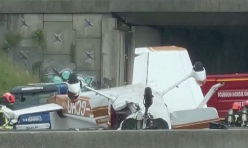 Setidaknya tiga orang tewas setelah sebuah pesawat kecil jatuh di jalan raya di wilayah Seine-et-Marne, Prancis Utara, pada Minggu, (30/6/2024). (Tangkapan Layar Video Reuters)