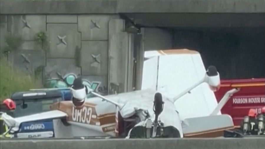 Setidaknya tiga orang tewas setelah sebuah pesawat kecil jatuh di jalan raya di wilayah Seine-et-Marne, Prancis Utara, pada Minggu, (30/6/2024). (Tangkapan Layar Video Reuters)