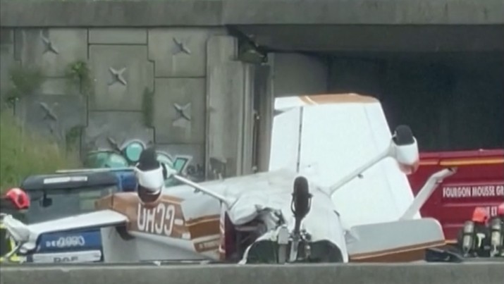 Setidaknya tiga orang tewas setelah sebuah pesawat kecil jatuh di jalan raya di wilayah Seine-et-Marne, Prancis Utara, pada Minggu, (30/6/2024). (Tangkapan Layar Video Reuters)