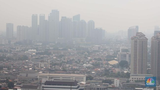 Udara Jakarta Disangka Dingin Berkabut, Ternyata Polusi Tebal