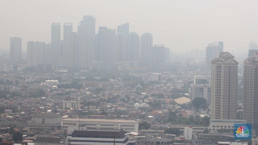 Suasana langit perkotaan Jakarta berselimut kabut polusi, Jakarta, (1/7/2024). (CNBC Indonesia/Muhammad Sabki)