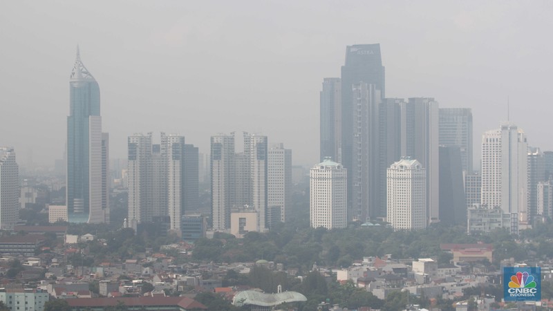 Suasana langit perkotaan Jakarta berselimut kabut polusi, Jakarta, (1/7/2024). (CNBC Indonesia/Muhammad Sabki)