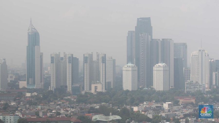 Suasana langit perkotaan Jakarta berselimut kabut polusi, Jakarta, (1/7/2024). (CNBC Indonesia/Muhammad Sabki)