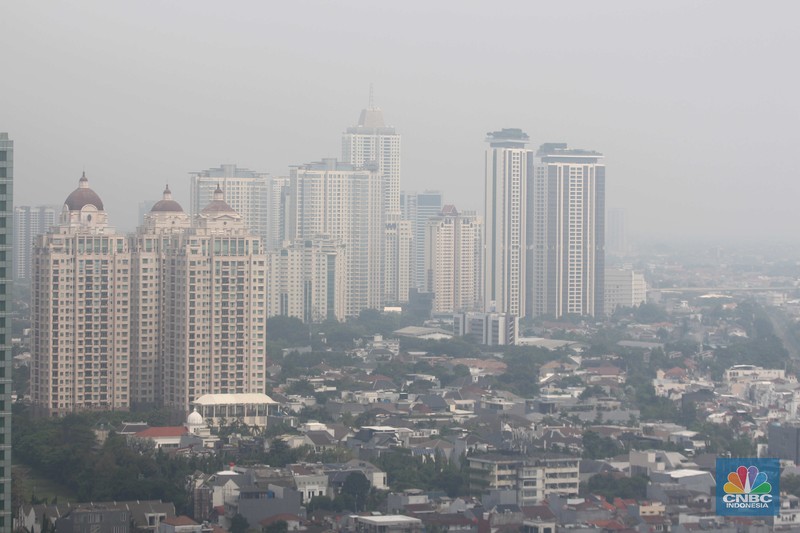 Suasana langit perkotaan Jakarta berselimut kabut polusi, Jakarta, (1/7/2024). (CNBC Indonesia/Muhammad Sabki)