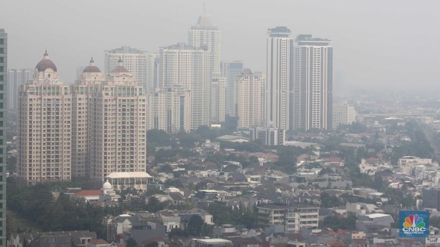 Suasana langit perkotaan Jakarta berselimut kabut polusi, Jakarta, (1/7/2024). (CNBC Indonesia/Muhammad Sabki)
