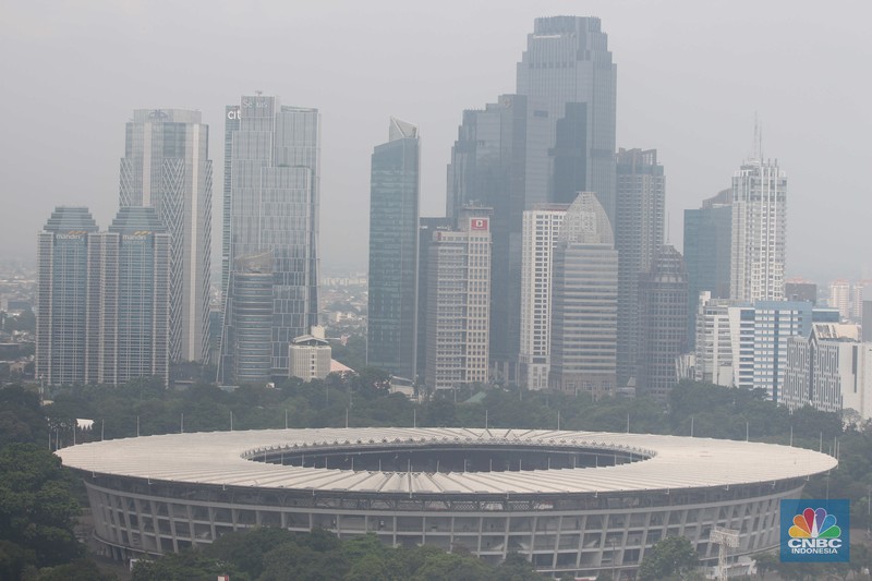 Suasana langit perkotaan Jakarta berselimut kabut polusi, Jakarta, (1/7/2024). (CNBC Indonesia/Muhammad Sabki)