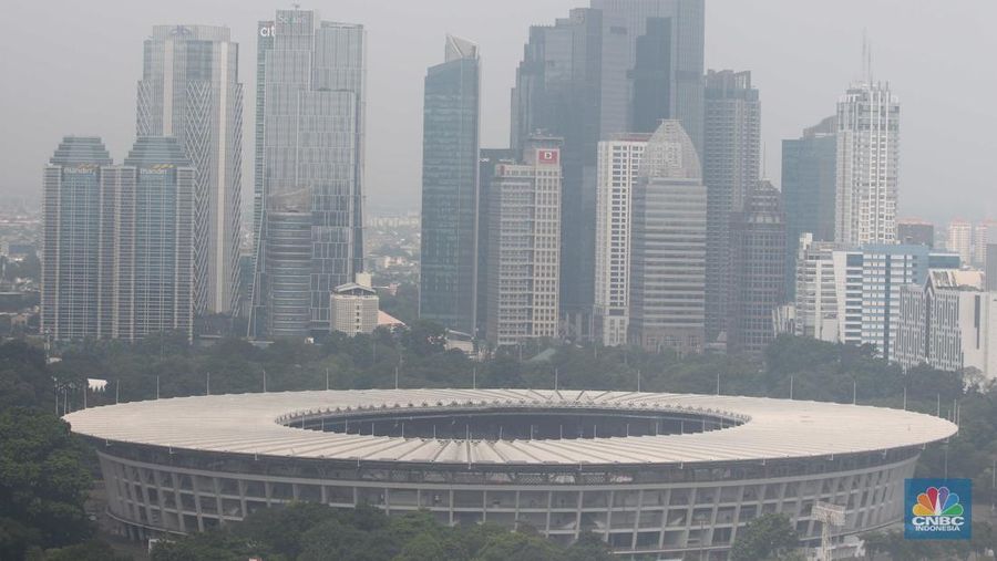 Suasana langit perkotaan Jakarta berselimut kabut polusi, Jakarta, (1/7/2024). (CNBC Indonesia/Muhammad Sabki)