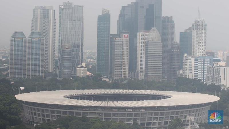 Suasana langit perkotaan Jakarta berselimut kabut polusi, Jakarta, (1/7/2024). (CNBC Indonesia/Muhammad Sabki)