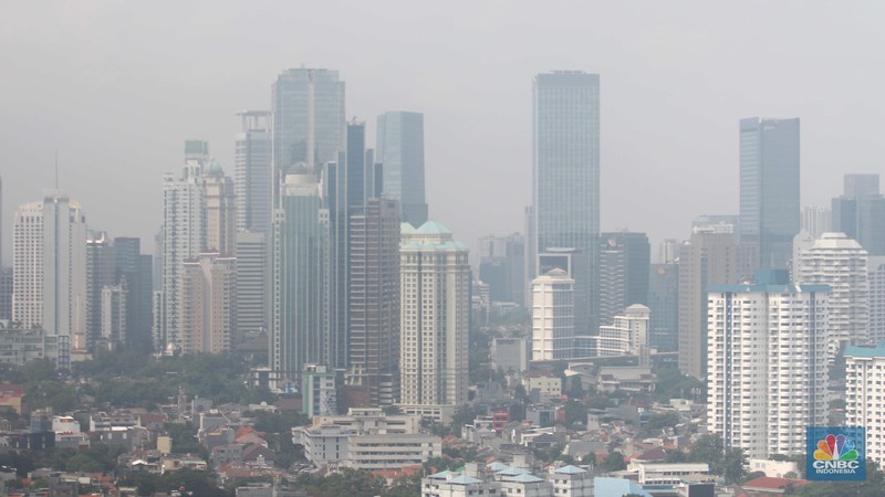Suasana langit perkotaan Jakarta berselimut kabut polusi, Jakarta, (1/7/2024). (CNBC Indonesia/Muhammad Sabki)