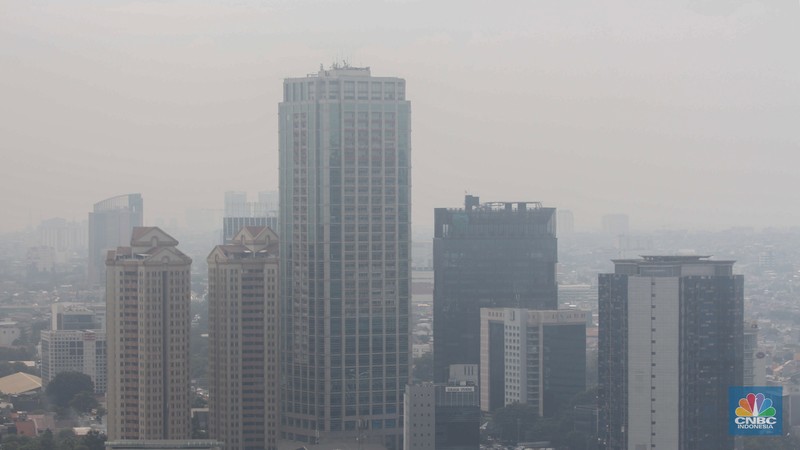 Suasana langit perkotaan Jakarta berselimut kabut polusi, Jakarta, (1/7/2024). Suasana langit perkotaan Jakarta berselimut kabut polusi, Jakarta, (1/7/2024). (CNBC Indonesia/Muhammad Sabki)