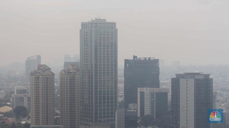 Suasana langit perkotaan Jakarta berselimut kabut polusi, Jakarta, (1/7/2024). (CNBC Indonesia/Muhammad Sabki)