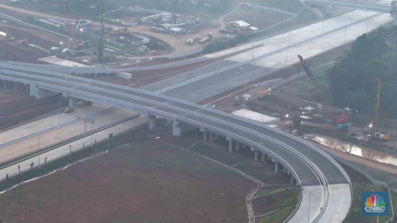 Suasana Pembangunan infrastruktur Jalan Tol Serpong - Balaraja yang merupakan bagian dari salah satu Proyek Strategis Nasional (PSN) tengah menjadi fokus penyelesaian Kementerian Pekerjaan Umum dan Perumahan Rakyat (PUPR) bersama Badan Usaha Jalan Tol (BUJT) PT Trans Bumi Serbaraja. Suasana Pembangunan infrastruktur Jalan Tol Serpong - Balaraja yang merupakan bagian dari salah satu Proyek Strategis Nasional (PSN) tengah menjadi fokus penyelesaian Kementerian Pekerjaan Umum dan Perumahan Rakyat (PUPR) bersama Badan Usaha Jalan Tol (BUJT) PT Trans Bumi Serbaraja. (CNBC Indonesia/Muhammad Sabki)
