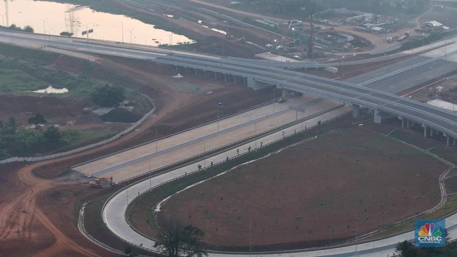 Suasana Pembangunan infrastruktur Jalan Tol Serpong - Balaraja yang merupakan bagian dari salah satu Proyek Strategis Nasional (PSN) tengah menjadi fokus penyelesaian Kementerian Pekerjaan Umum dan Perumahan Rakyat (PUPR) bersama Badan Usaha Jalan Tol (BUJT) PT Trans Bumi Serbaraja. (CNBC Indonesia/Muhammad Sabki)
