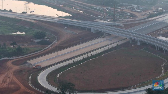 Suasana Pembangunan infrastruktur Jalan Tol Serpong - Balaraja yang merupakan bagian dari salah satu Proyek Strategis Nasional (PSN) tengah menjadi fokus penyelesaian Kementerian Pekerjaan Umum dan Perumahan Rakyat (PUPR) bersama Badan Usaha Jalan Tol (BUJT) PT Trans Bumi Serbaraja. (CNBC Indonesia/Muhammad Sabki)