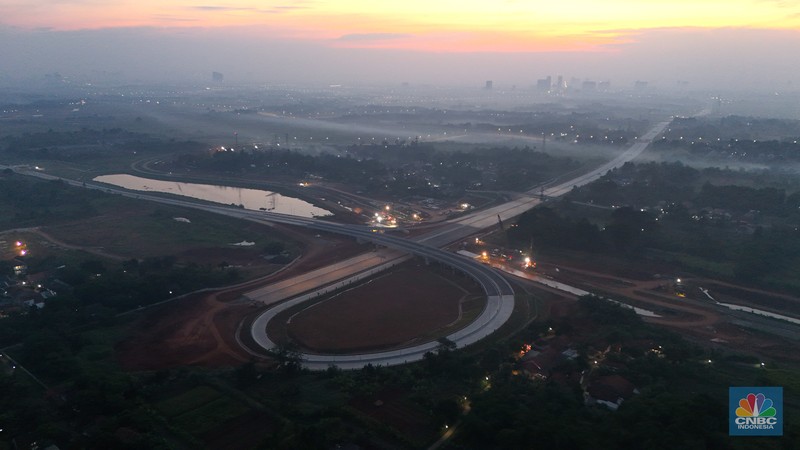 Suasana Pembangunan infrastruktur Jalan Tol Serpong - Balaraja yang merupakan bagian dari salah satu Proyek Strategis Nasional (PSN) tengah menjadi fokus penyelesaian Kementerian Pekerjaan Umum dan Perumahan Rakyat (PUPR) bersama Badan Usaha Jalan Tol (BUJT) PT Trans Bumi Serbaraja. (CNBC Indonesia/Muhammad Sabki)