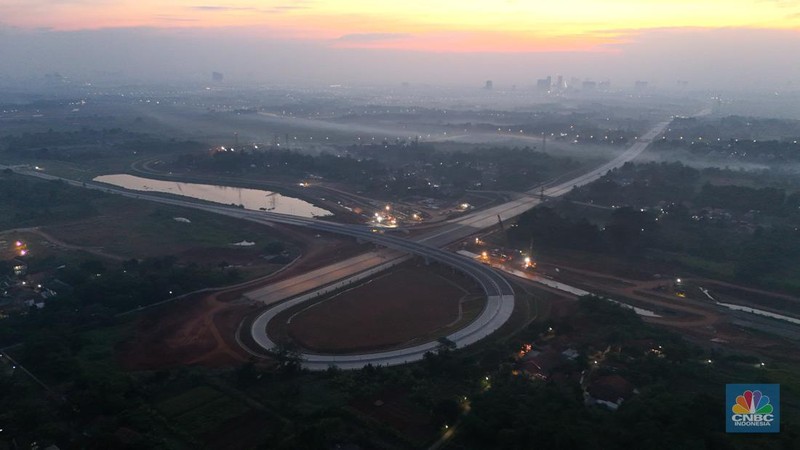 Suasana Pembangunan infrastruktur Jalan Tol Serpong - Balaraja yang merupakan bagian dari salah satu Proyek Strategis Nasional (PSN) tengah menjadi fokus penyelesaian Kementerian Pekerjaan Umum dan Perumahan Rakyat (PUPR) bersama Badan Usaha Jalan Tol (BUJT) PT Trans Bumi Serbaraja. (CNBC Indonesia/Muhammad Sabki)