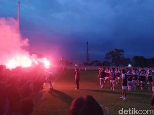 Suporter Bakar Flare di Latihan Perdana PSM Makassar Jelang Liga 1 2024/2025
