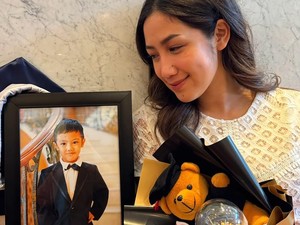 Tamara Tyasmara Emosional Wakili Almarhum Anak di Acara Kelulusan Sekolah