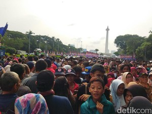 Ramai-ramai Warga Saksikan Puncak Perayaan Hari Bhayangkara di Monas