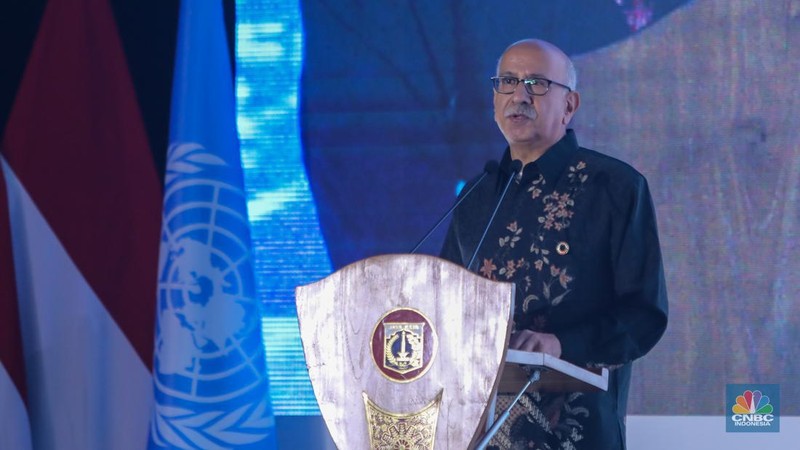 PJ Gubernur DKI Jakarta, Heru Budi Hartono menyampaikan pemaparan saat pembukaan acara 2024 International Mayors Forum di Jakarta, Selasa (2/7/2024). (CNBC Indonesia/Faisal Rahman)