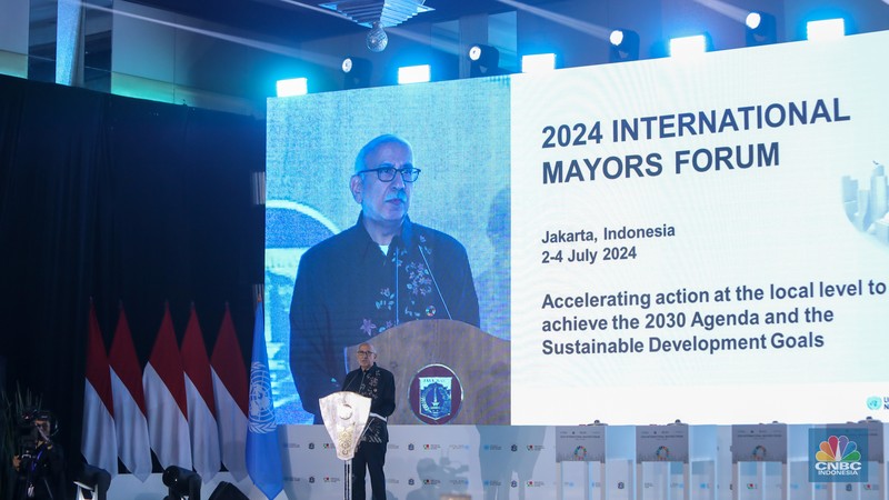 PJ Gubernur DKI Jakarta, Heru Budi Hartono menyampaikan pemaparan saat pembukaan acara 2024 International Mayors Forum di Jakarta, Selasa (2/7/2024). (CNBC Indonesia/Faisal Rahman)