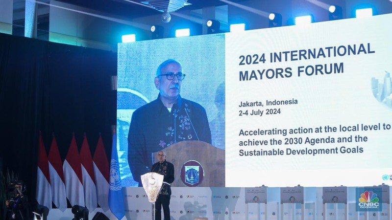 PJ Gubernur DKI Jakarta, Heru Budi Hartono menyampaikan pemaparan saat pembukaan acara 2024 International Mayors Forum di Jakarta, Selasa (2/7/2024). (CNBC Indonesia/Faisal Rahman)