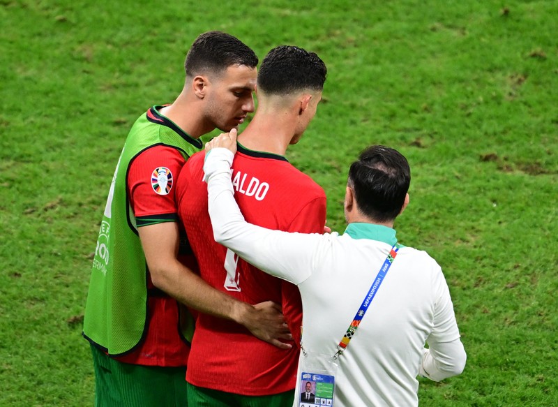 Reaksi pemain Portugal Cristiano Ronaldo setelah gagal mencetak penalti pada pertandingan babak enam belas besar antara Portugal dan Slovenia pada turnamen sepak bola Euro 2024 di Frankfurt, Jerman, Senin, 1 Juli 2024. Reaksi pemain Portugal Cristiano Ronaldo setelah gagal mencetak penalti pada pertandingan babak enam belas besar antara Portugal dan Slovenia pada turnamen sepak bola Euro 2024 di Frankfurt, Jerman, Senin, 1 Juli 2024. (AP Photo/Matthias Schrader)